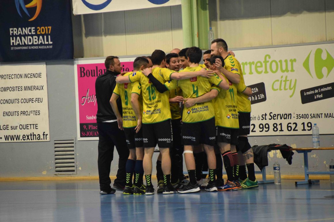 Les HandCorsaires qui plient le maillot CJF…